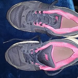 Kids Nike size 3 tennis shoes pre-owned